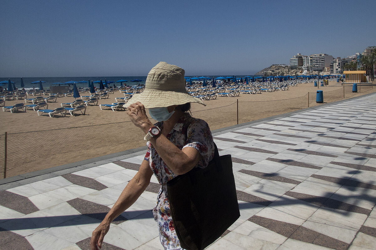 An extraordinary disaster in autumn for the immunized population