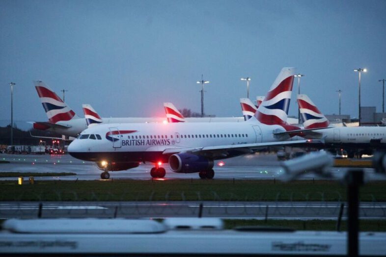 UK speeds up Covid passports to return to 'desperate'Spain