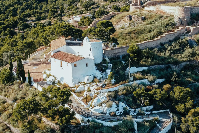 Castellón designs a guide with five routes to enjoy hiking and heritage