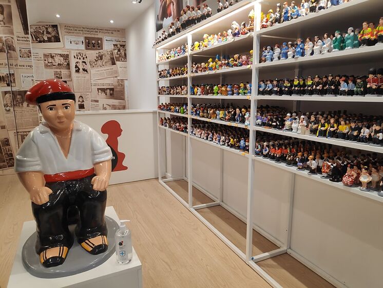 The shop offers 350 different models of 'caganer'.